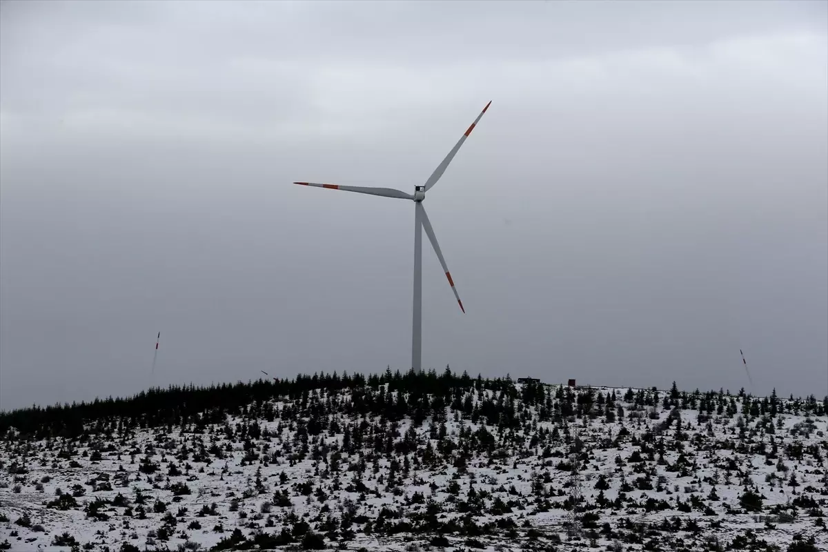 Aladağlar'da oluşan kar güzelliği dronla görüntülendi