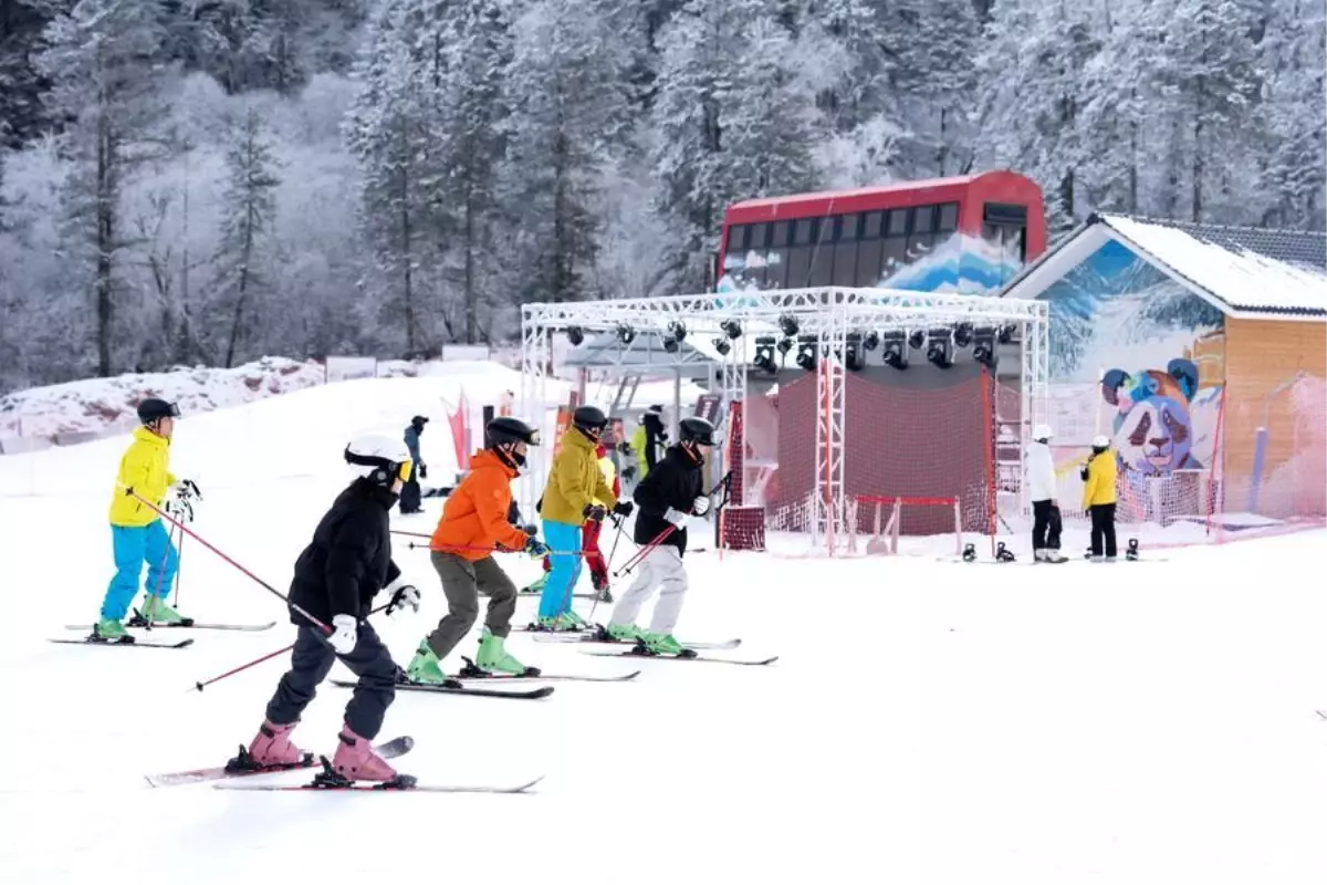 Albüm: Çin'in Sichuan Eyaleti Kış Turizmindeki Artışla Birlikte Turist Akınına Sahne Oldu