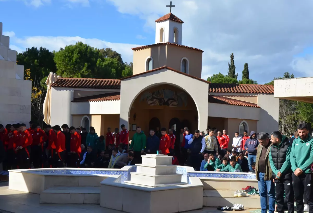 Antalya'da hazırlıklarını sürdüren takımlar 'Dinler Bahçesi'nde namaz kıldı