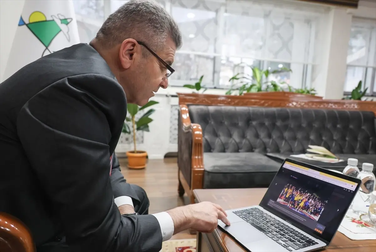 Artvin Valisi Ergün, AA'nın 'Yılın Kareleri' oylamasına katıldı