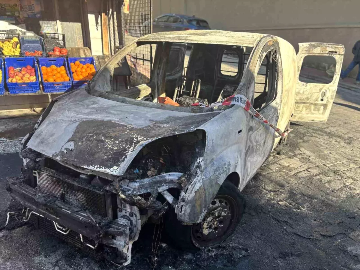 Beyoğlu'nda alev alev yanan araç küle döndü, yangın markete sıçradı