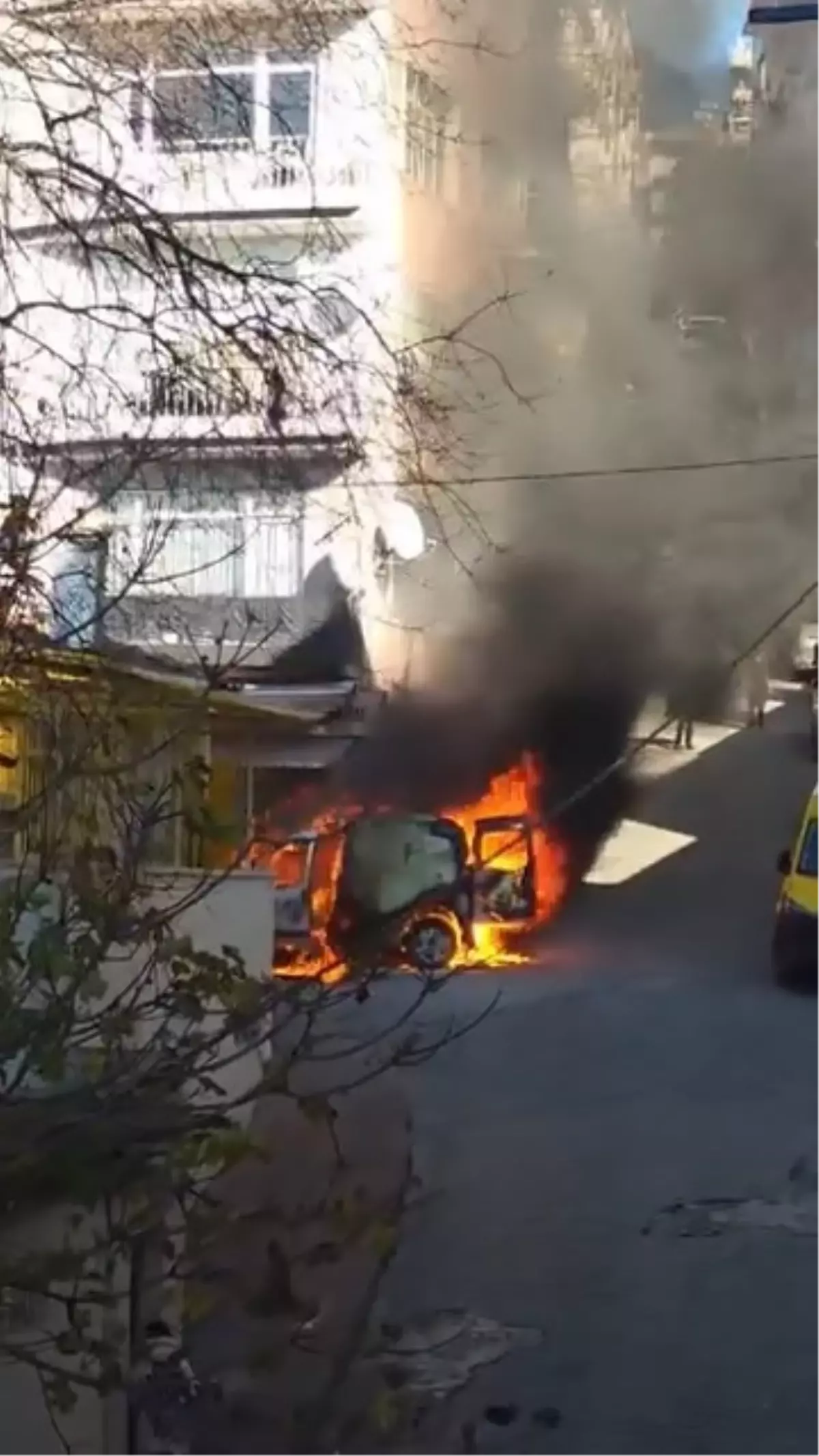 Beyoğlu'nda hafif ticari araç alev alev yandı