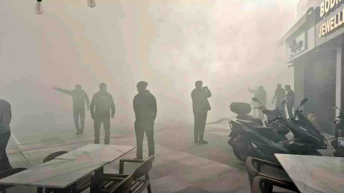 Bodrum'da giyim mağazasının deposunda yangın paniği