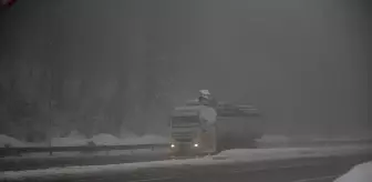 Bolu Dağı'nda kar ve sis etkili oldu