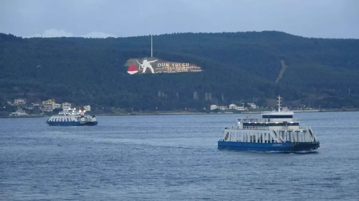 Bozcaada ve Gökçeada'da feribot seferlerine fırtına engeli