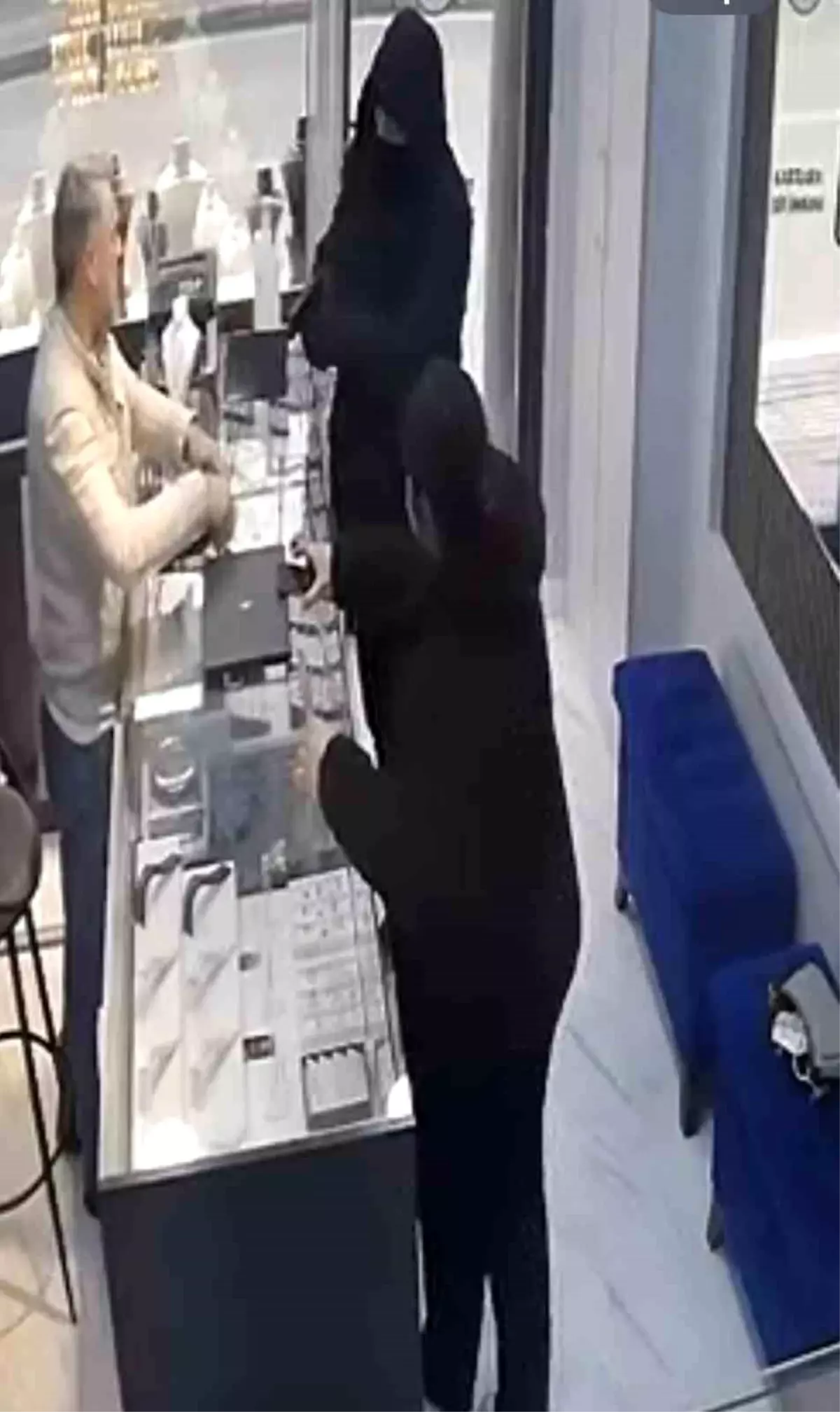 Bursa'da kamera şakası gibi soygun girişimi kamerada