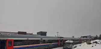 Diyarbakır'da trenle çarpışan belediye otobüsünün sürücüsü yaralandı