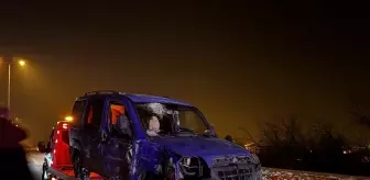 Elazığ'da aydınlatma direğine çarpan hafif ticari araçtaki 4 kişi yaralandı