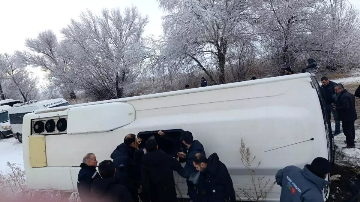 Elbistan-Çoğulhan karayolunda işçi servisi devrildi