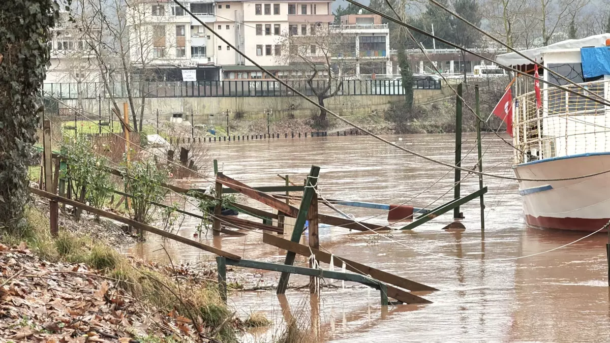 Eriyen kar ile sağanak birleşti; Bartın Irmağı taştı