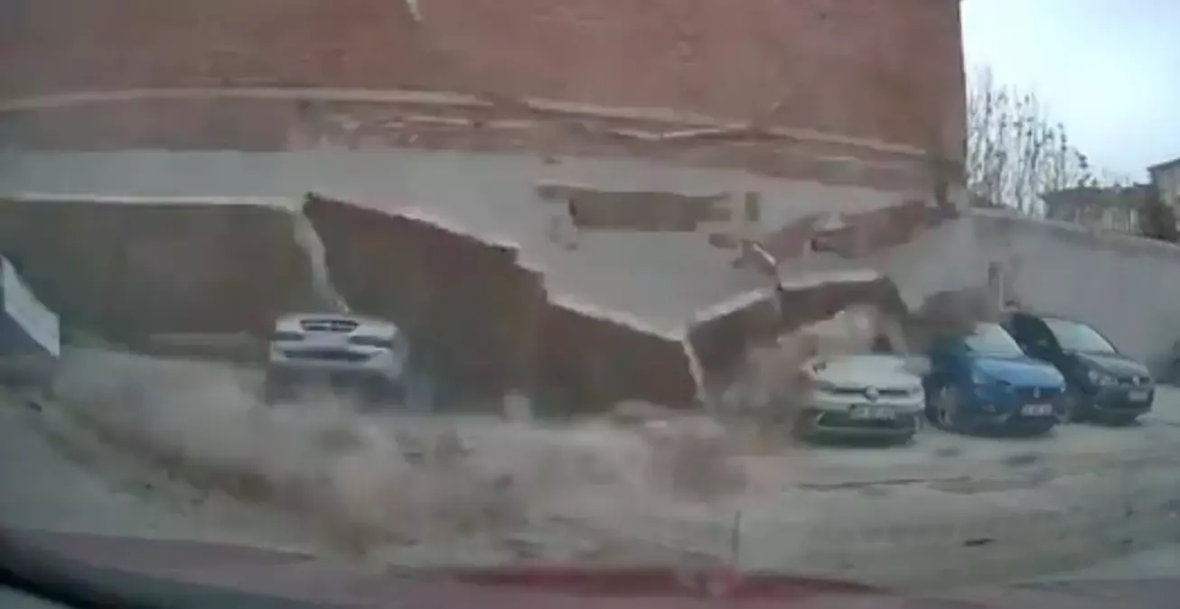 Eskişehir'de duvarın araçların üzerine devrildiği anlar kamerada