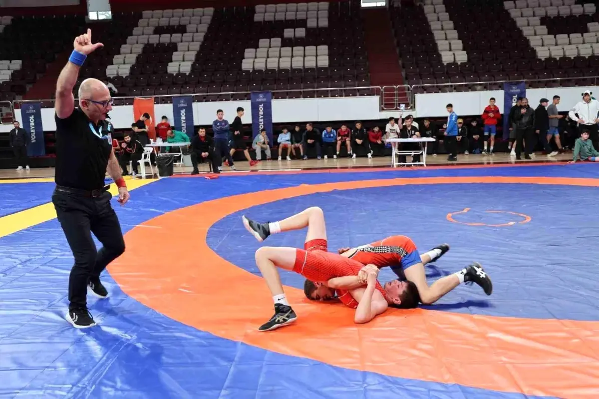 Gençler Güreş Müsabakaları Elazığ'da sürüyor