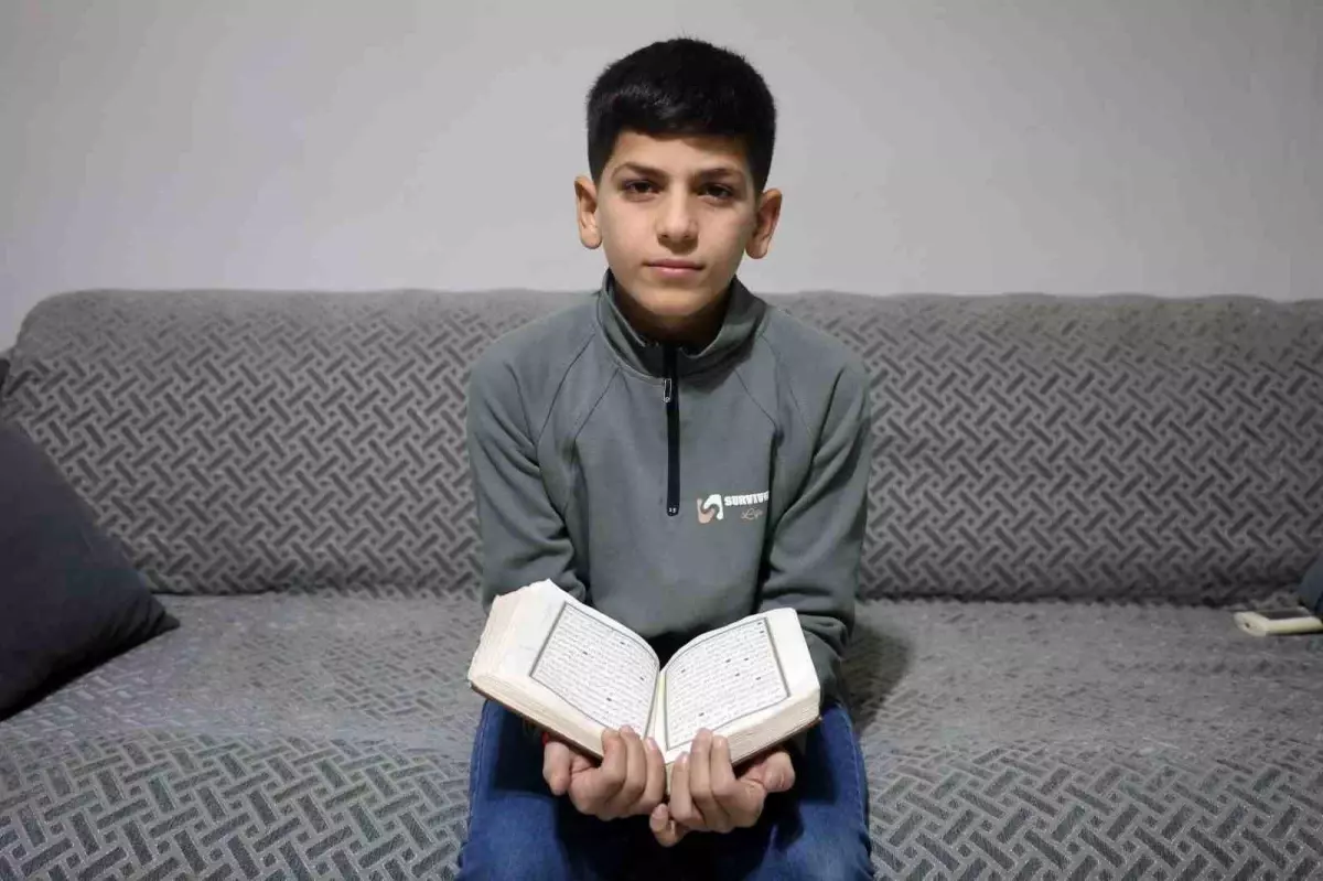 Hafızlık eğitimini tamamlayan 11 yaşındaki çocuk, güzel haberi babasıyla gözyaşları içerisinde paylaştı