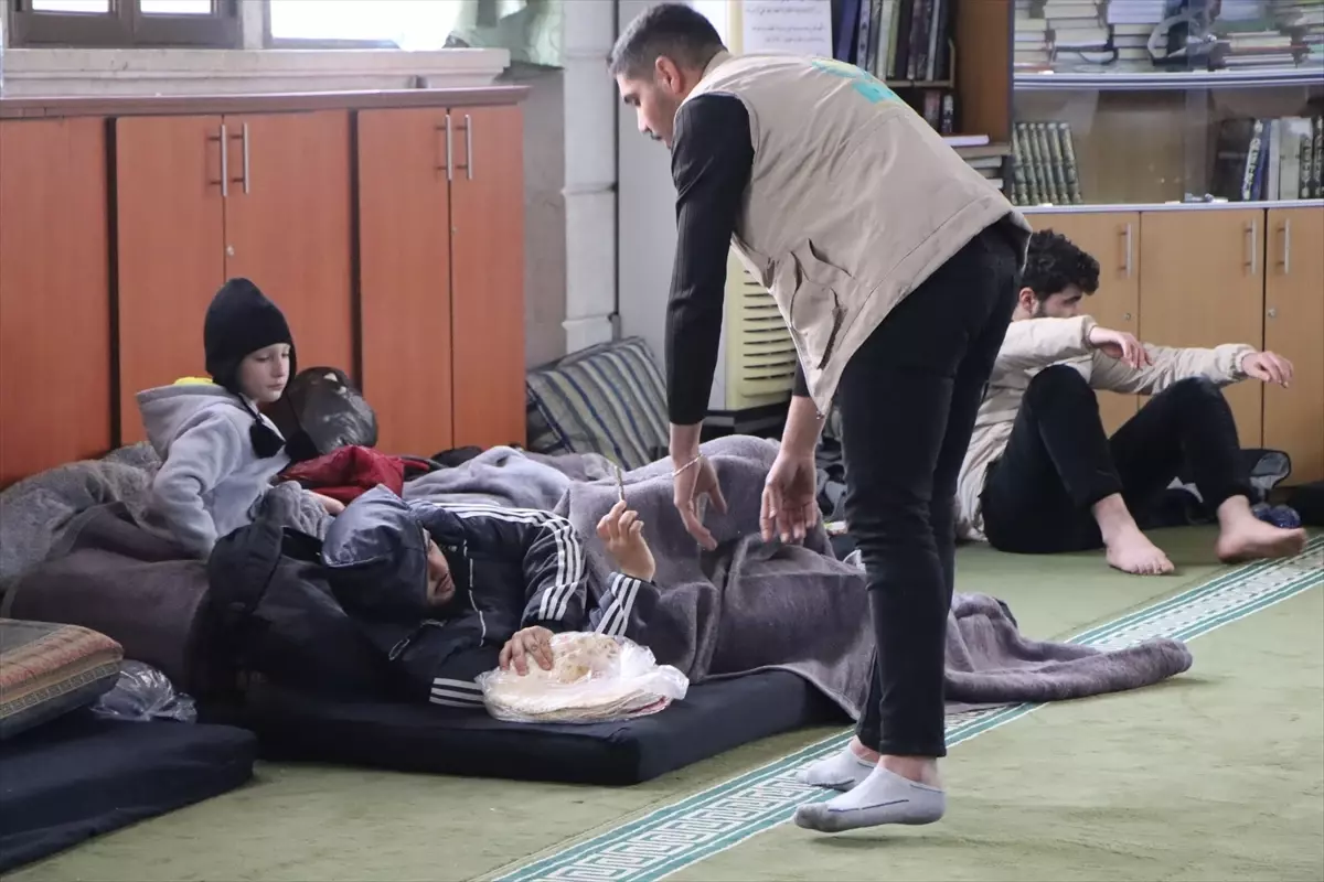 İHH, Halep'te çatışmalı bölgelerden kaçan sivillere yardım ulaştırdı