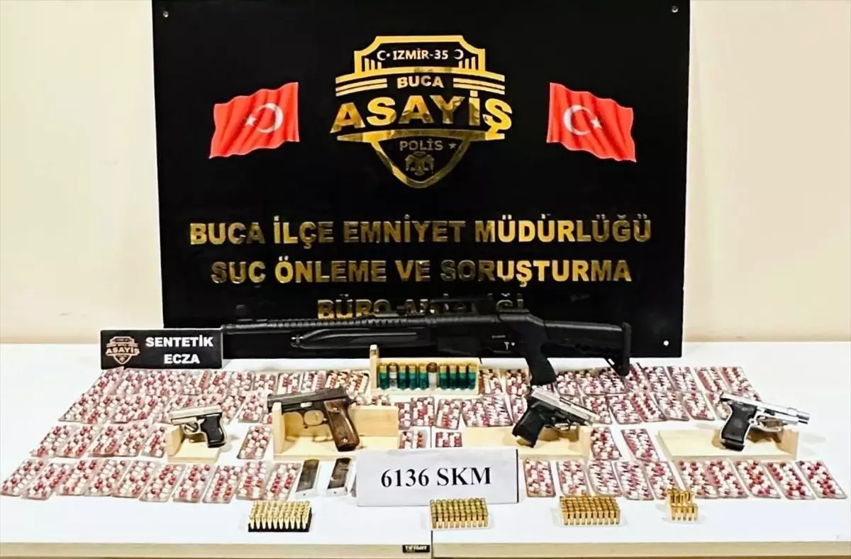 İzmir'de silah ve uyuşturucu operasyonunda 2 şüpheli yakalandı