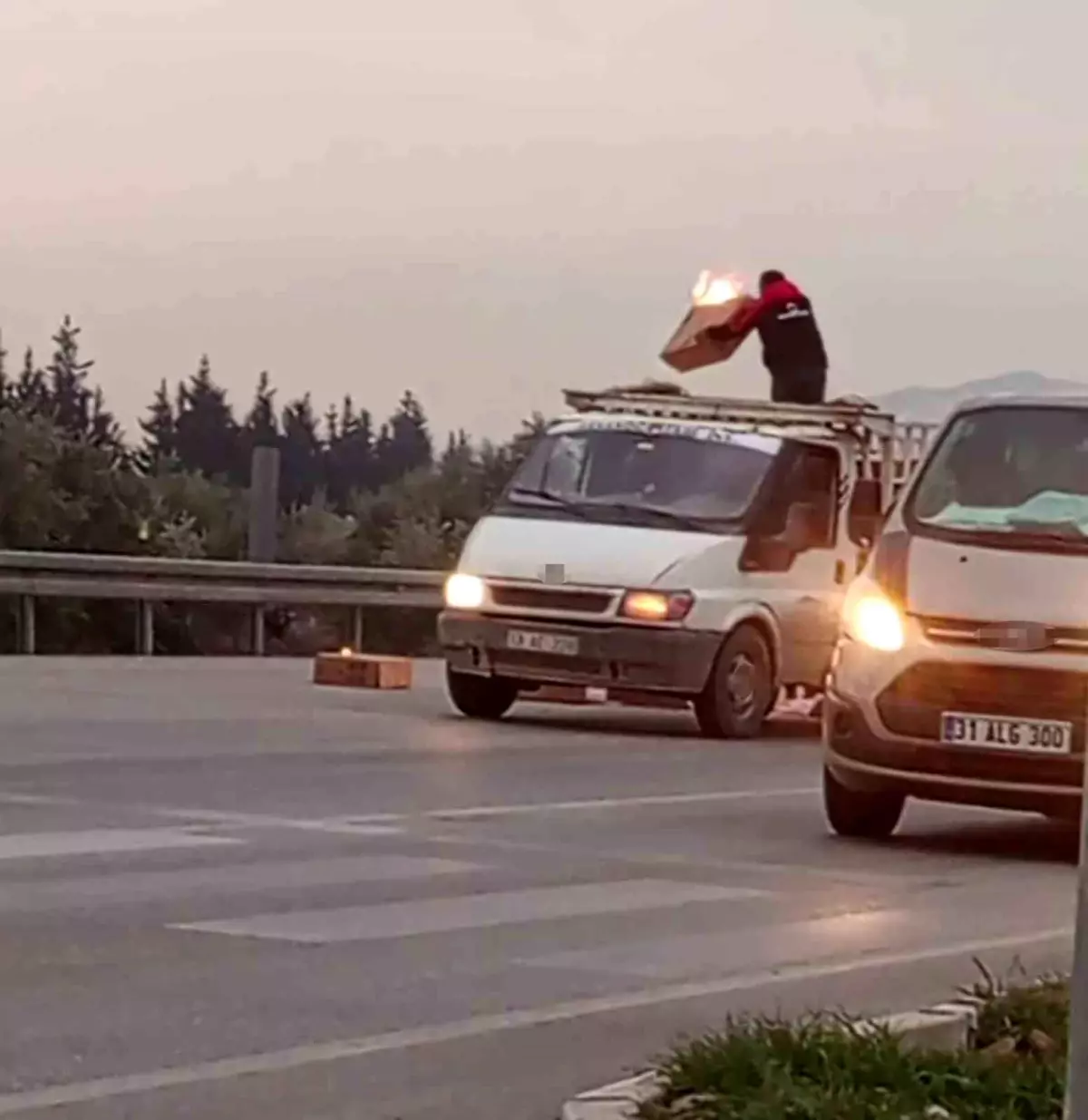 Kamyonetin alevlere teslim olmasının önüne sürücünün gayreti geçti
