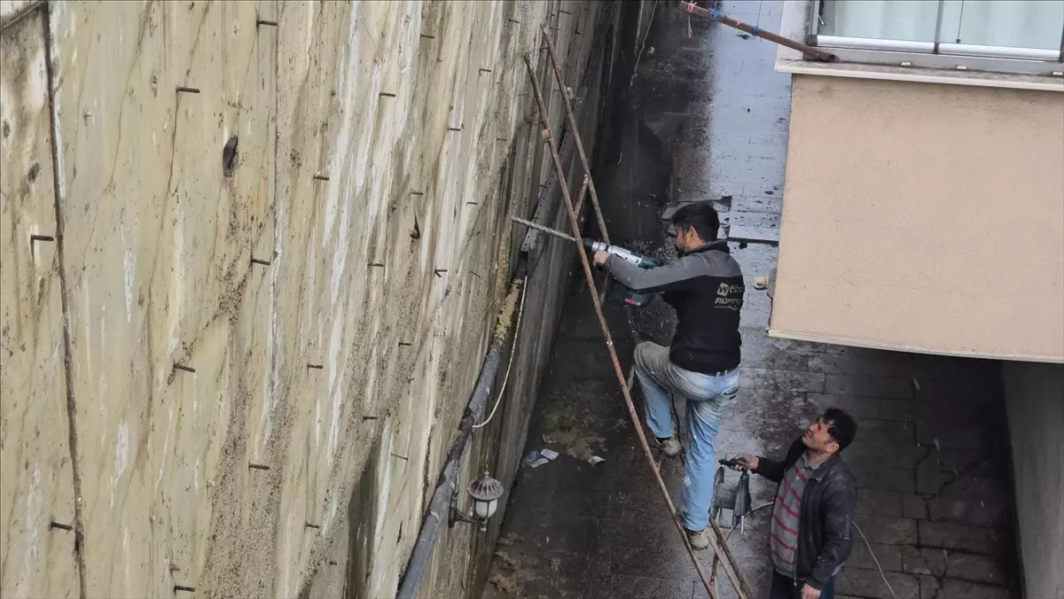 Karabük'te istinat duvarı çökme riski taşıyan apartmandaki 5 daire boşaltıldı