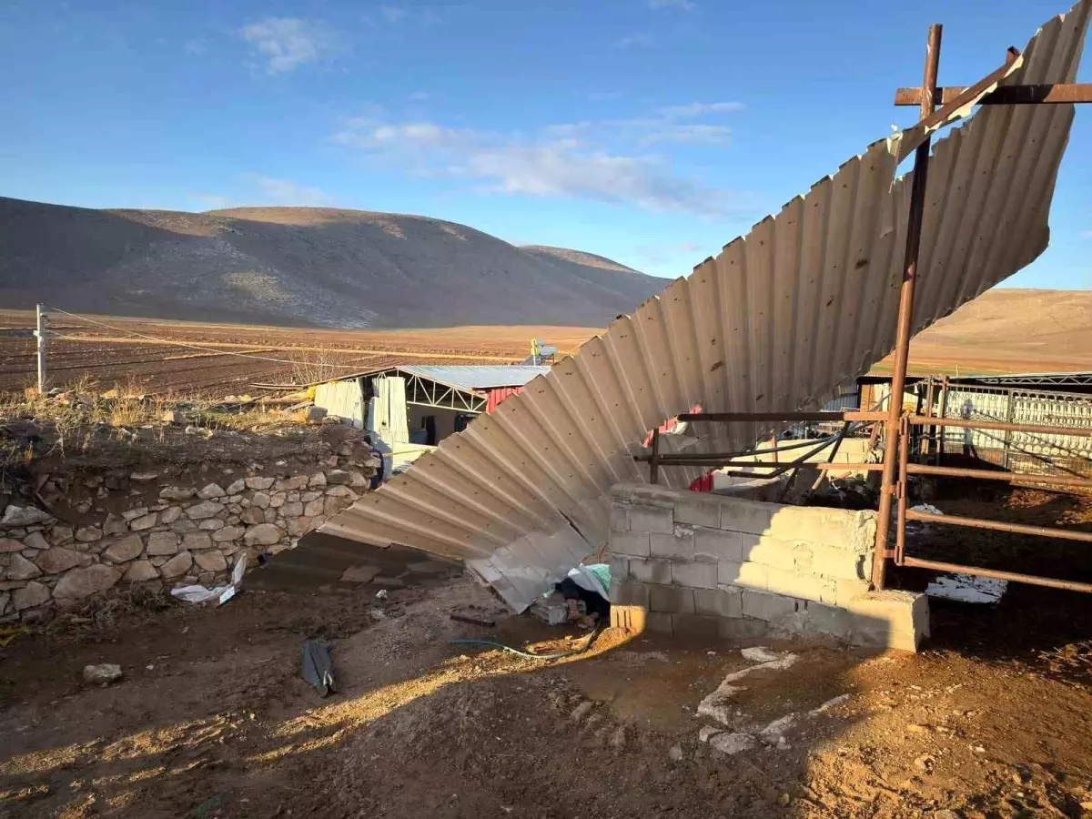 Karaman'da fırtınada uçan çatının altında kalarak yaşamını yitirdi