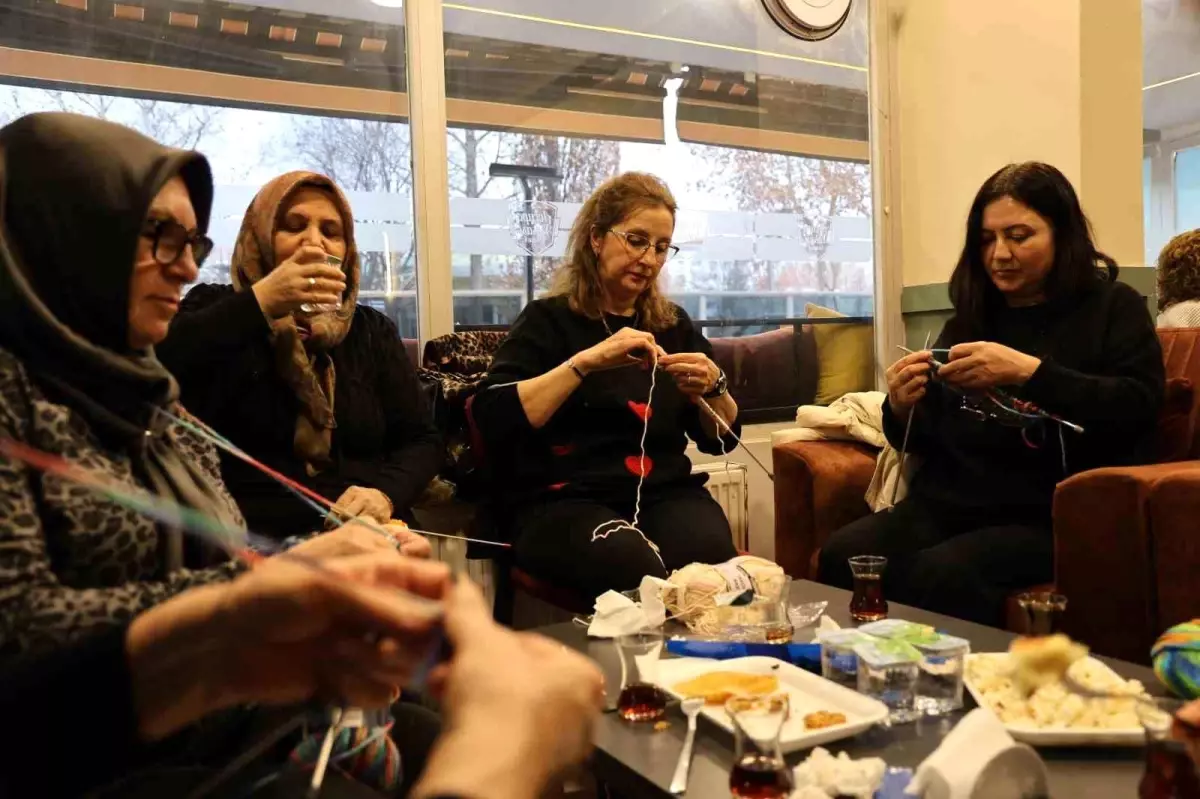 Kırşehir'de kadınlardan ihtiyaç sahibi çocuklara karne hediyesi