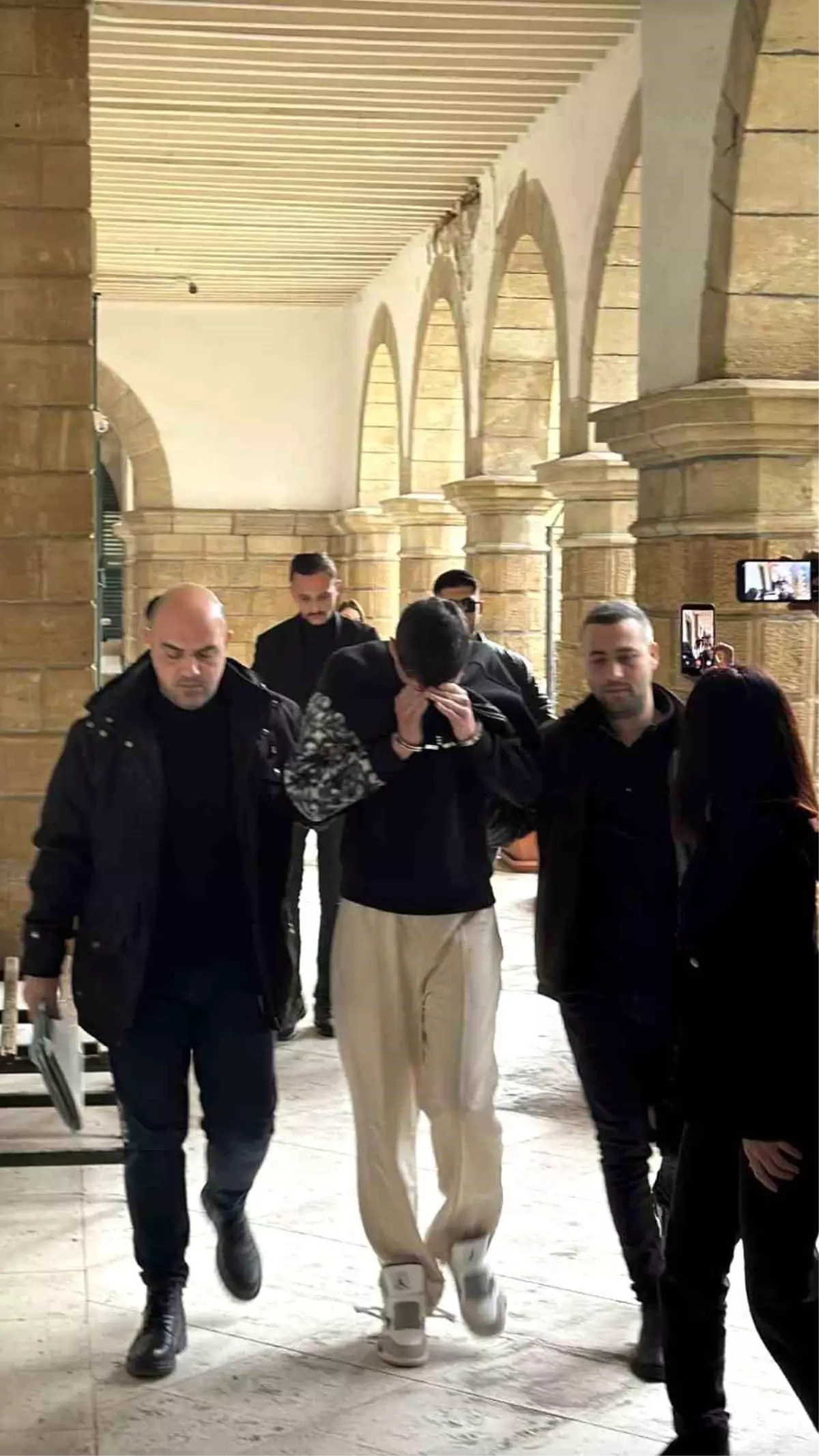 KKTC'de otomobil galerisinin kurşunlamasında zanlılara 7'şer gün tutukluluk