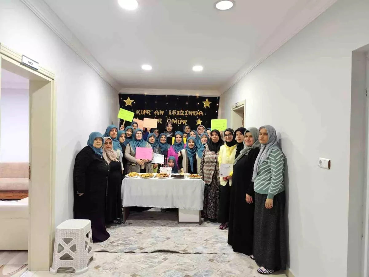 Kur'an okumayı öğrenen kadınlar için program yapıldı