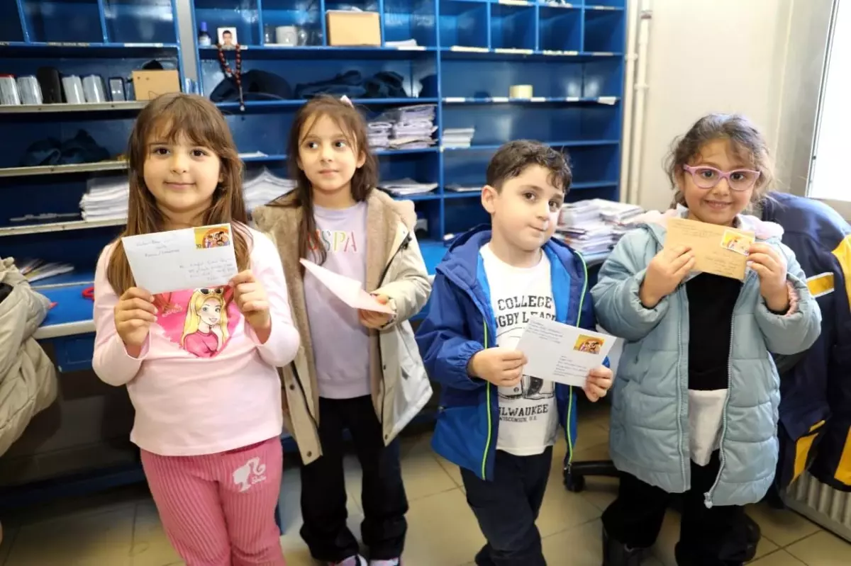 Minik ellerden büyük mutluluk: Anaokulu öğrencileri ilk mektuplarını PTT'ye teslim etti