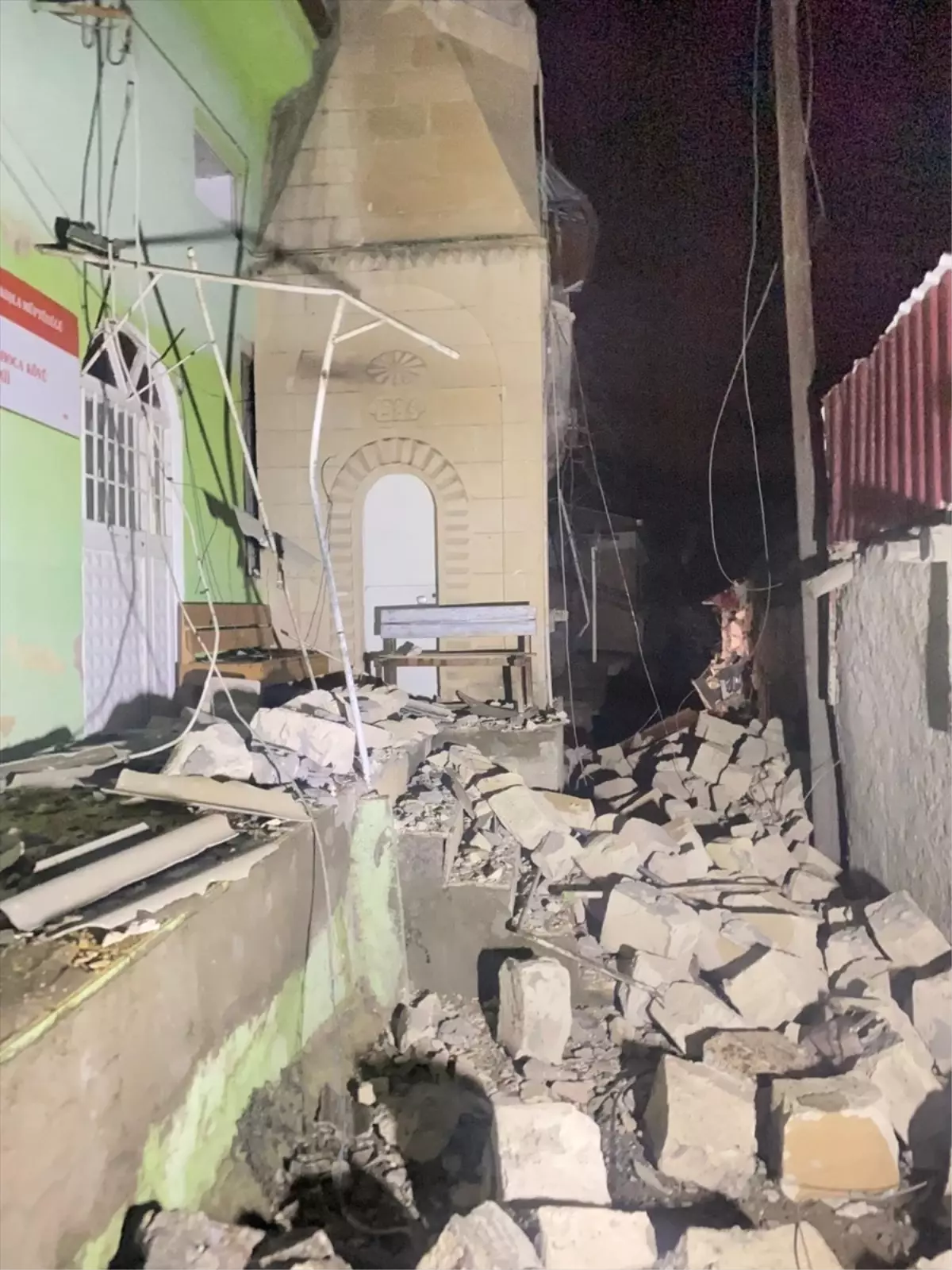 Niğde'de fırtına nedeniyle köy camisinin minaresi yıkıldı