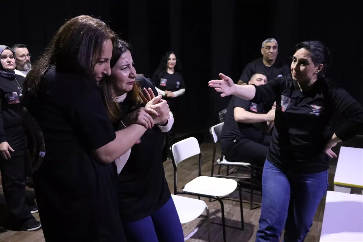 Otizmli bireylerin aileleri "özel" çocuklar için tiyatro sahnesinde buluştu