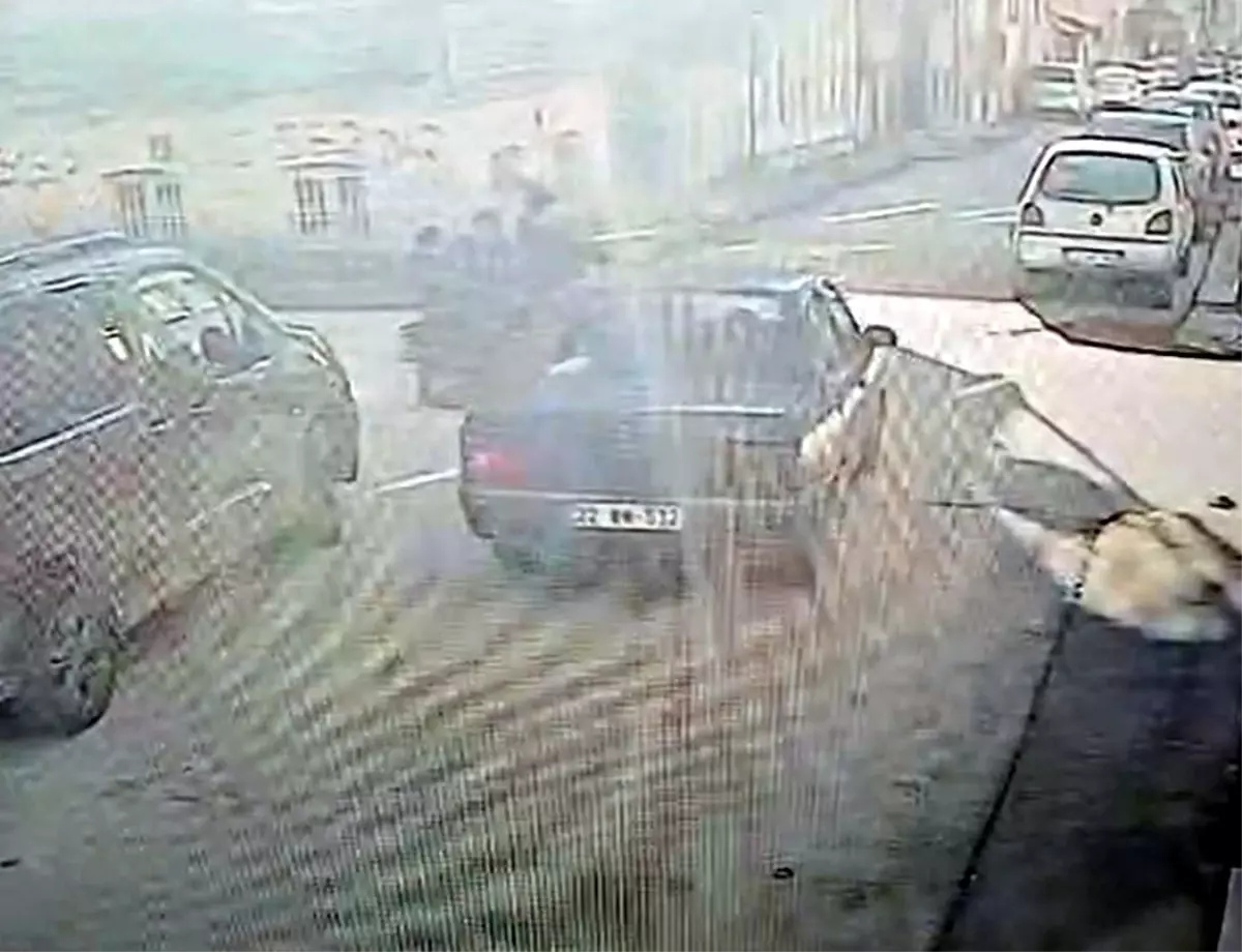 Otomobil, elektrikli bisiklete çarptı; kaza kamerada, 3 yaralı