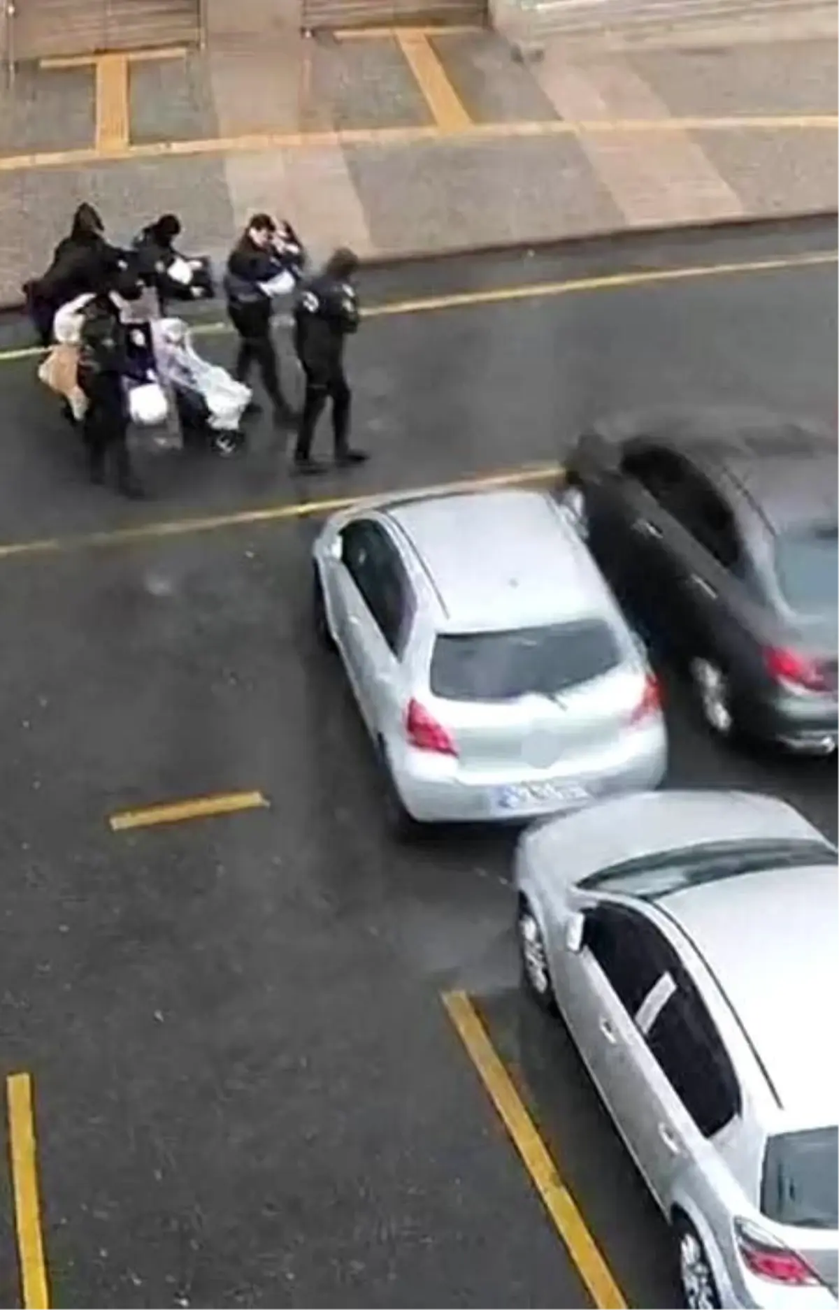 Polis kalkanı, bebeği ve annesini fırtınadan korudu