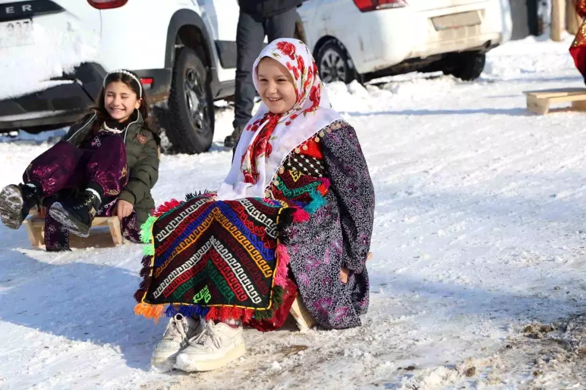 Poşet ve leğenle kayıyorlardı, kızak hediyesi türkü yaktırdı