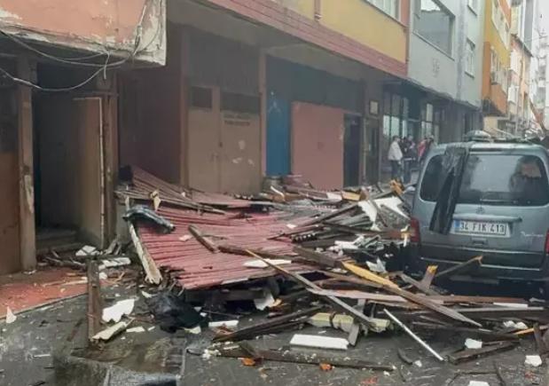 Rüzgar - fırtına nedeniyle İstanbul'da okullar tatil oldu mu? Rüzgar - fırtına nedeniyle İstanbul'da okullar tatil oldu mu?