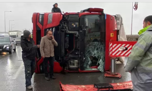 Rüzgar - fırtına nedeniyle İstanbul'da okullar tatil oldu mu? Rüzgar - fırtına nedeniyle İstanbul'da okullar tatil oldu mu?