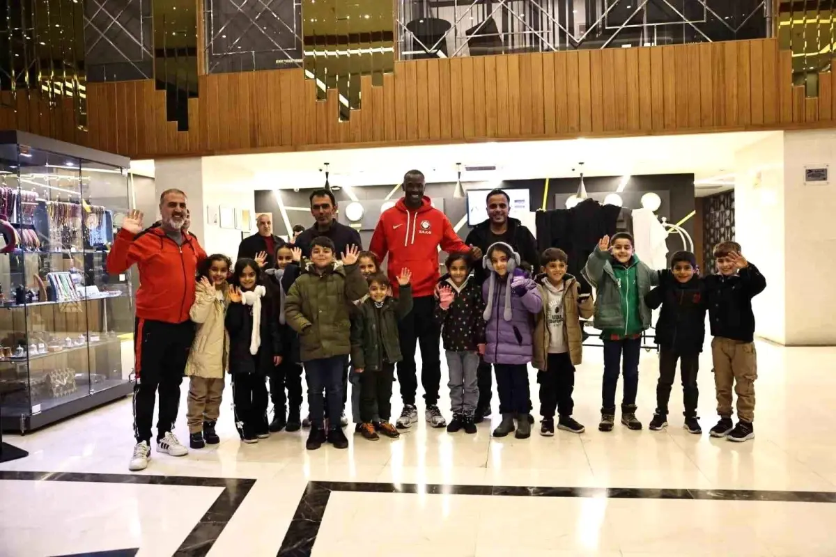 Senegalli futbolcu Mame Thiam, Dicle'de yenilettiği köy okulunun öğrencileriyle buluştu