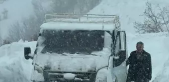 Siirt'te kar ve tipi nedeniyle köy yolunda mahsur kalan öğrenciler kurtarıldı