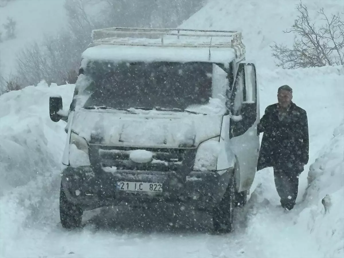 Siirt'te kar ve tipi nedeniyle köy yolunda mahsur kalan öğrenciler kurtarıldı
