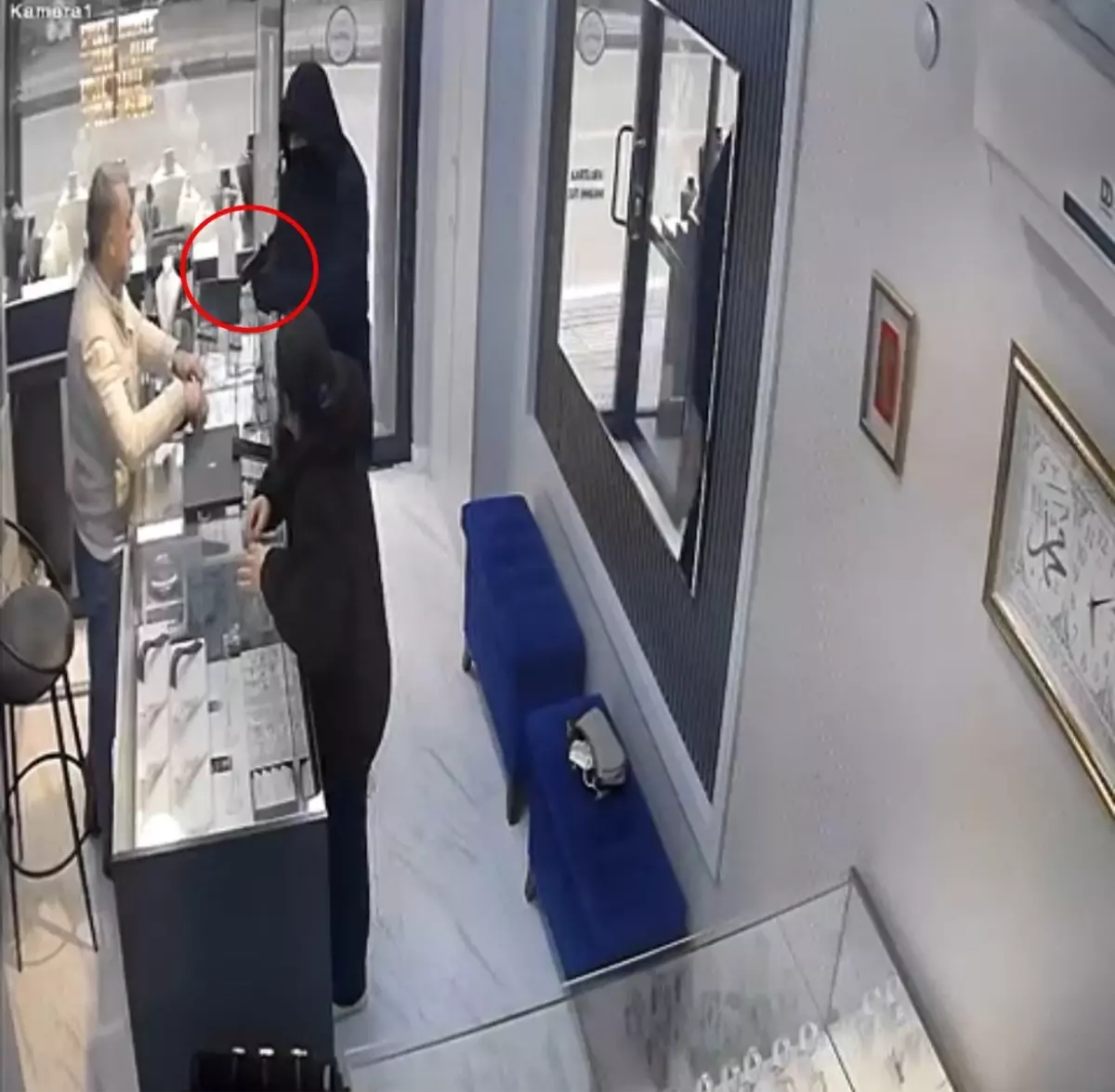 Silahla soymaya geldiği kuyumcu azarlayınca kaçtı; o anlar kamerada