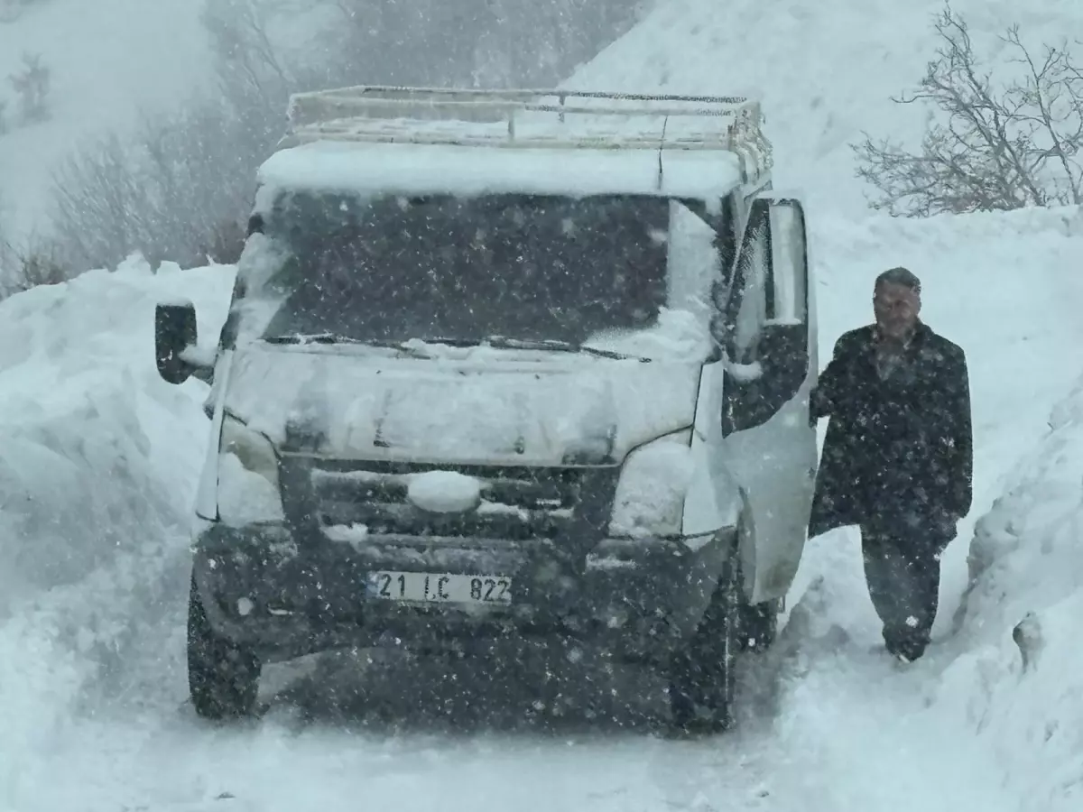 Şirvan'da öğrenci servisi minibüsü, tipi nedeniyle yolda kaldı