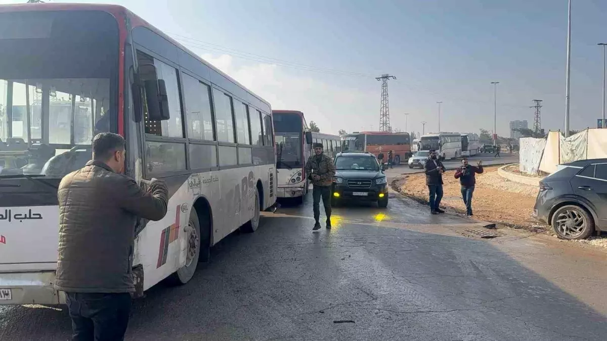 Suriye'de Şeyh Maksud Mahallesine gelen 20 otobüs, teslim olan SDG'li teröristleri farklı bölgelere götürecek