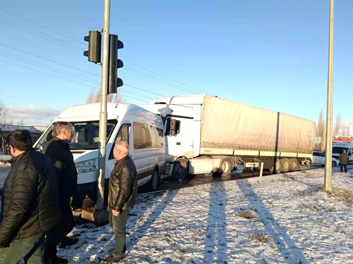 Tokat'ta buzlanma zincirleme kazaya oldu, 5 araç birbirine girdi