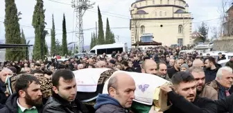 Trabzon'da saç ekimi işlemi sırasında fenalaşarak öldüğü iddia edilen kişinin cenazesi defnedildi