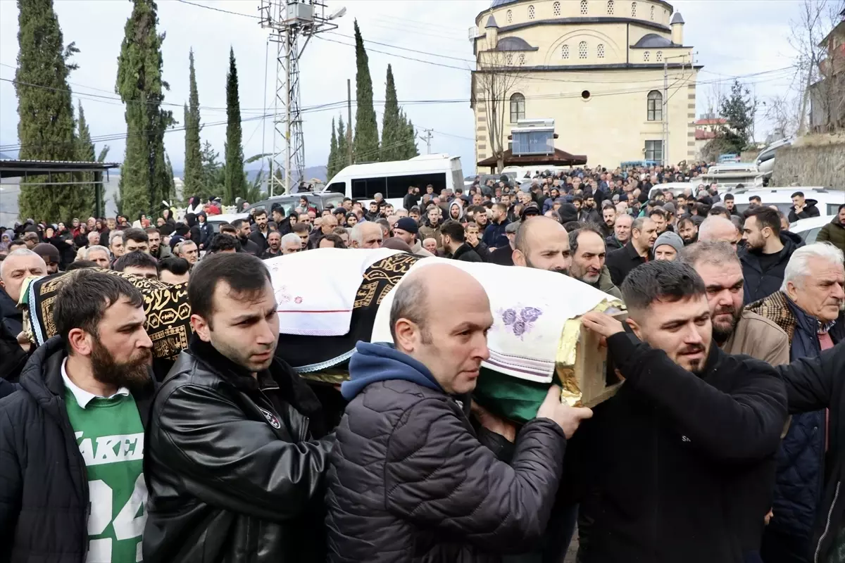Trabzon'da saç ekimi işlemi sırasında fenalaşarak öldüğü iddia edilen kişinin cenazesi defnedildi