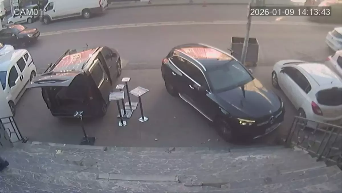 Ümraniye'de fren yerine gaza basan sürücü park halindeki otomobile çarptı; kaza kamerada