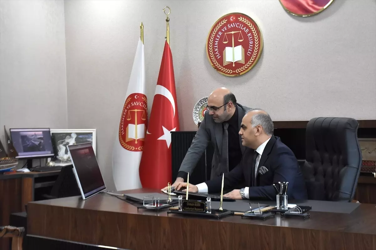 Van Cumhuriyet Başsavcısı Kara, AA'nın 'Yılın Kareleri' oylamasına katıldı