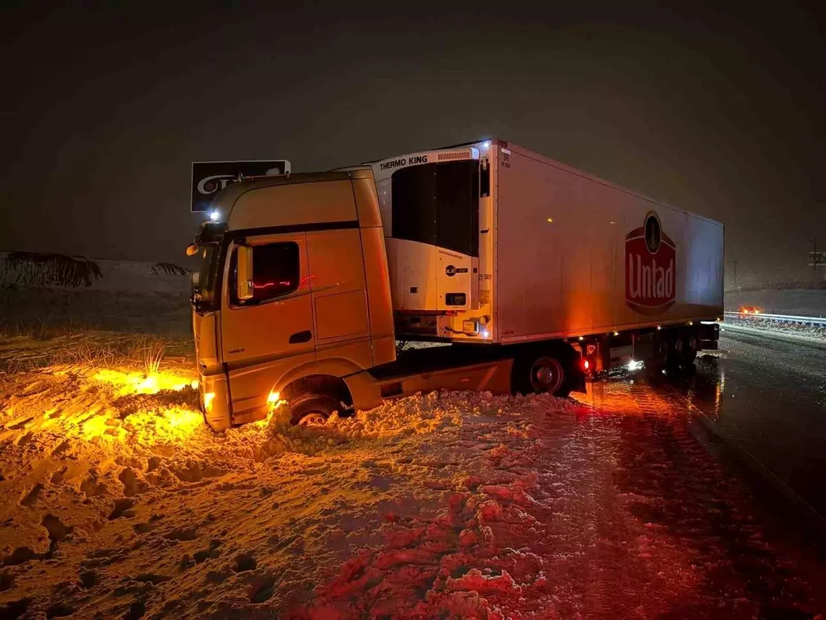 Yol buzlandı, tırlar makasladı
