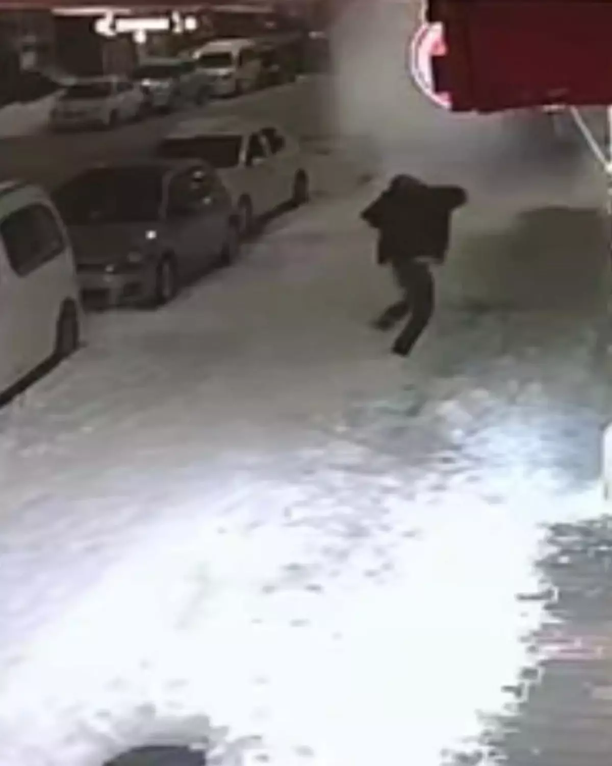 6 katlı binanın çatısından kar kütlesi düştü; 1 yaralı