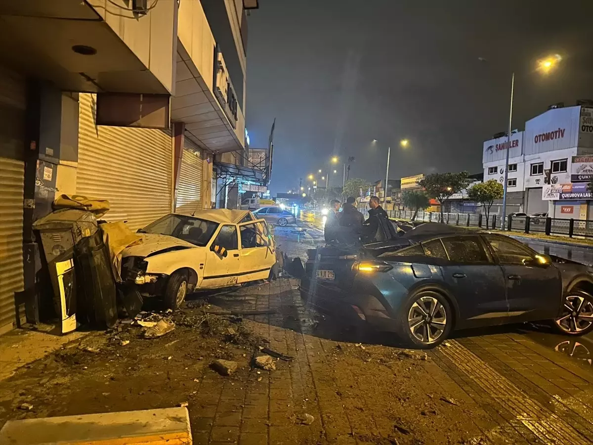 Adana'da cipin park halindeki araçlara çarptığı kazada 1 kişi yaralandı