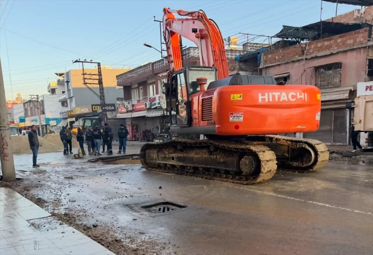 Adana'da Su Borusu Patladı, Cadde ve Sokaklar Suyla Doldu