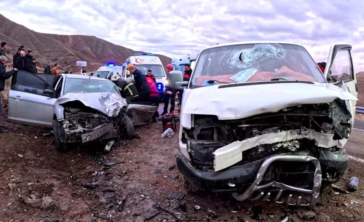 Aksaray'da minibüs ile otomobil kafa kafaya çarpıştı: 6 yaralı