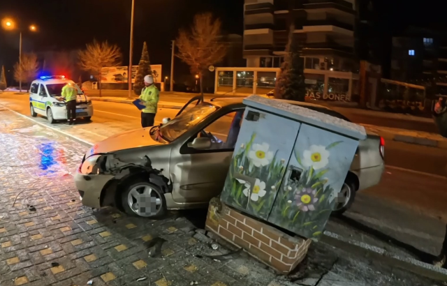 alkollu surucu elektrik panosuna carpti ilk 19448474 8304 m